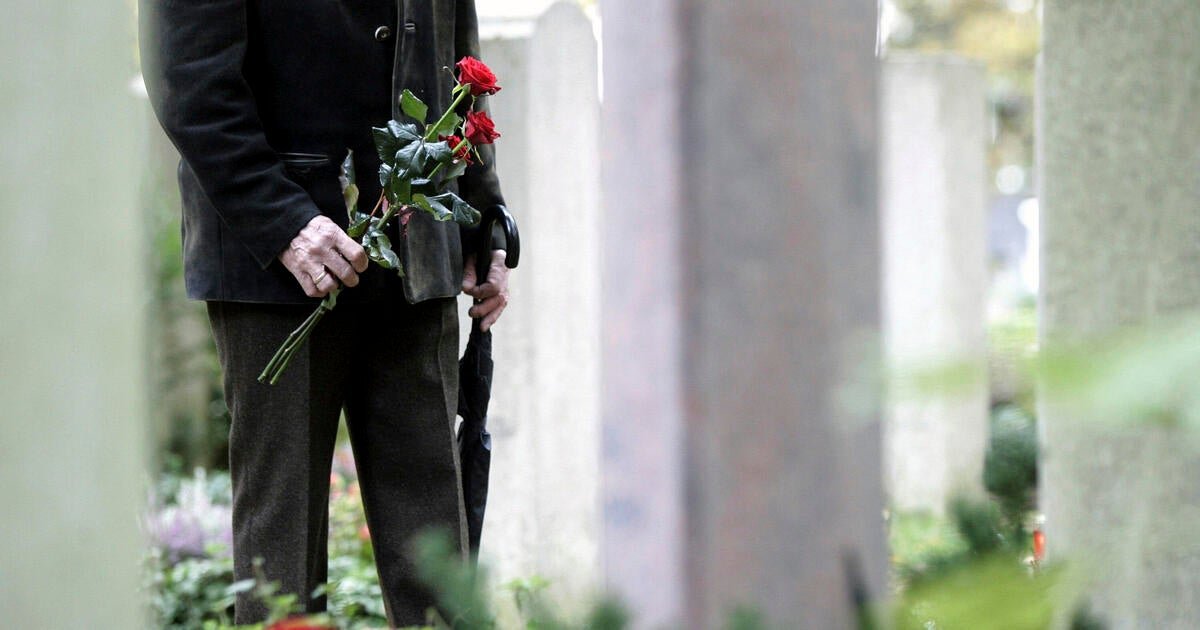 Police investigate QR-code stickers placed on 1,000 graves in German cemeteries