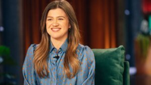 More Details Emerge About Kelly Clarkson’s Feud With Brooklyn Shop